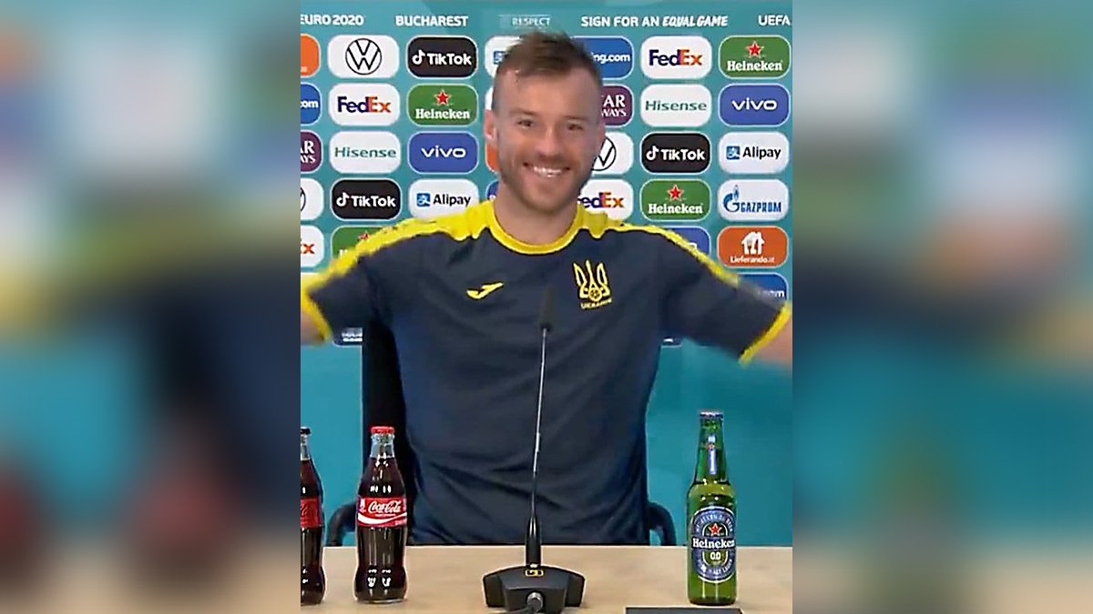 Капитан украинской сборной Ярмоленко протроллил жест Роналду с Coca Cola