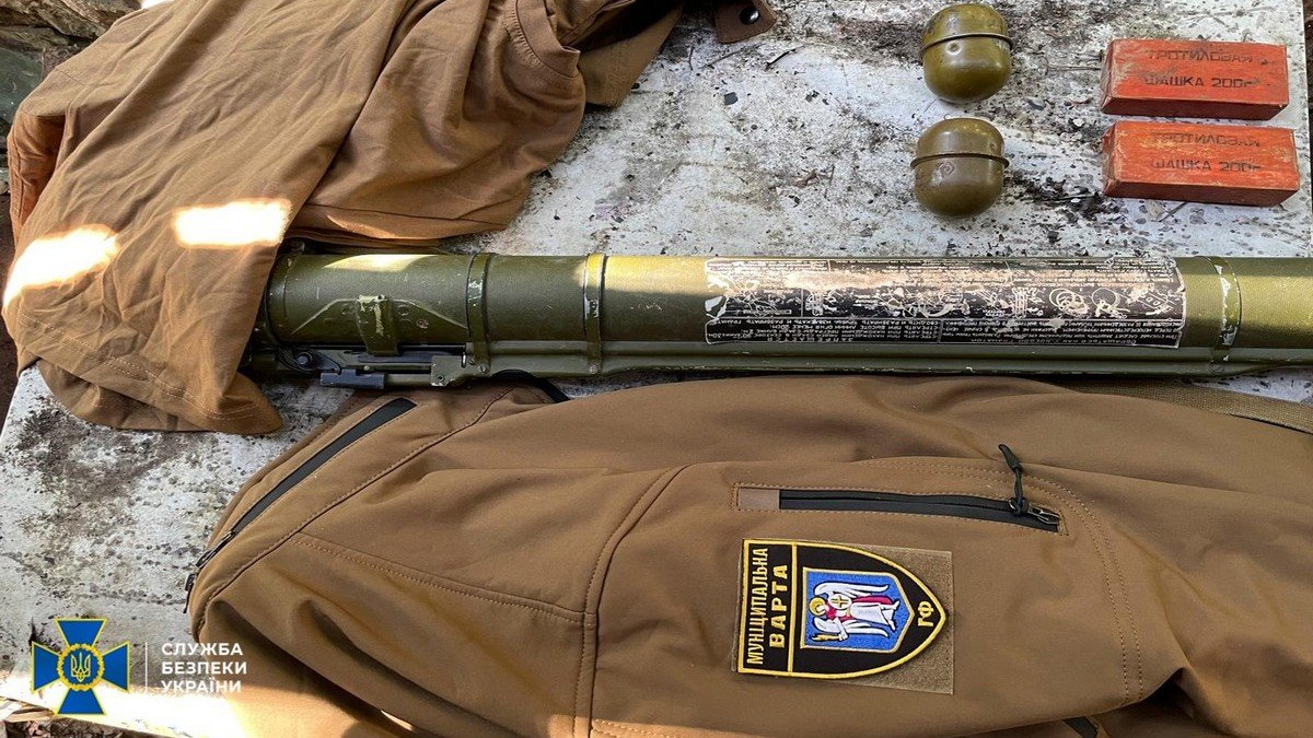 Гранатомёты, гранаты и полкило тротила: что ещё нашла СБУ при обысках в КП «Муніципальна варта» в Киеве