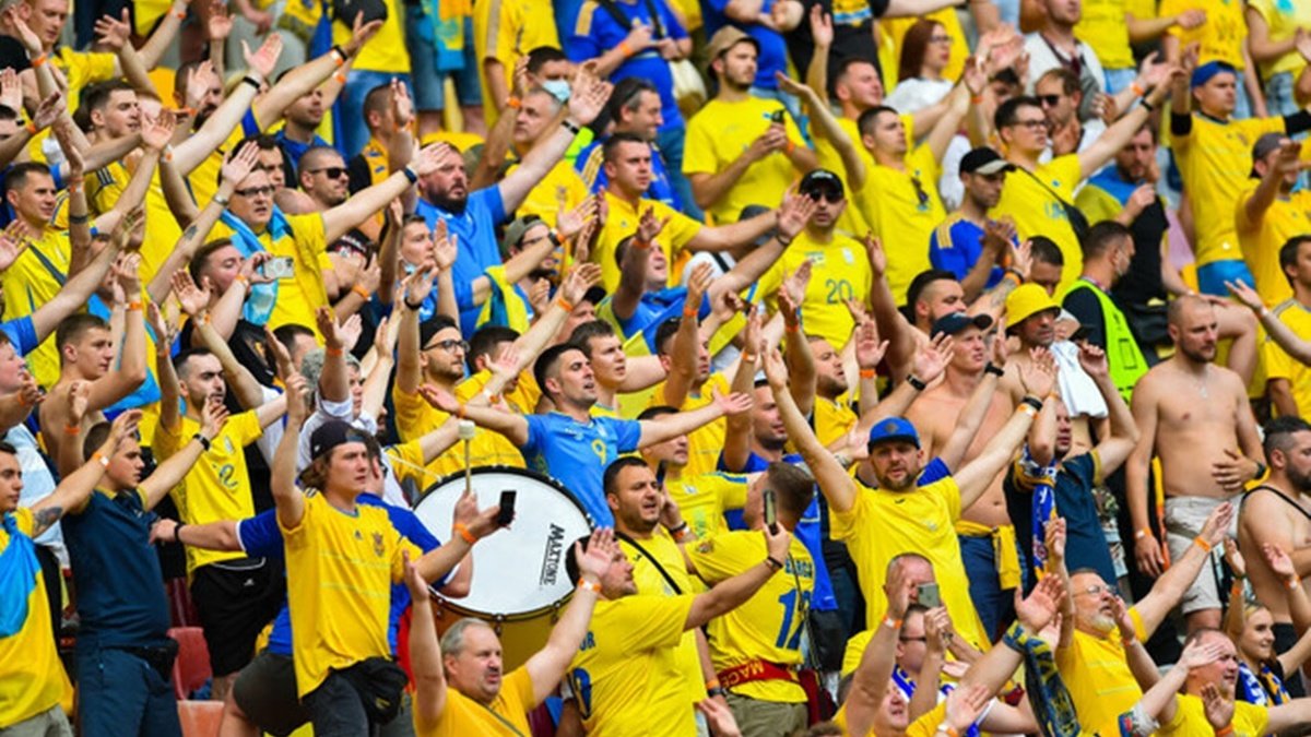 «Путин — х**ло»: футбольные фанаты Австрии и Украины передали привет президенту РФ