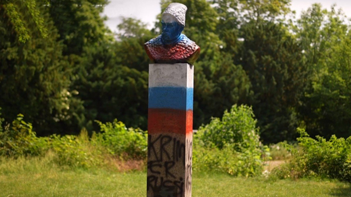 Раскрасили в российский триколор: в Дании осквернили памятник Тарасу Шевченко