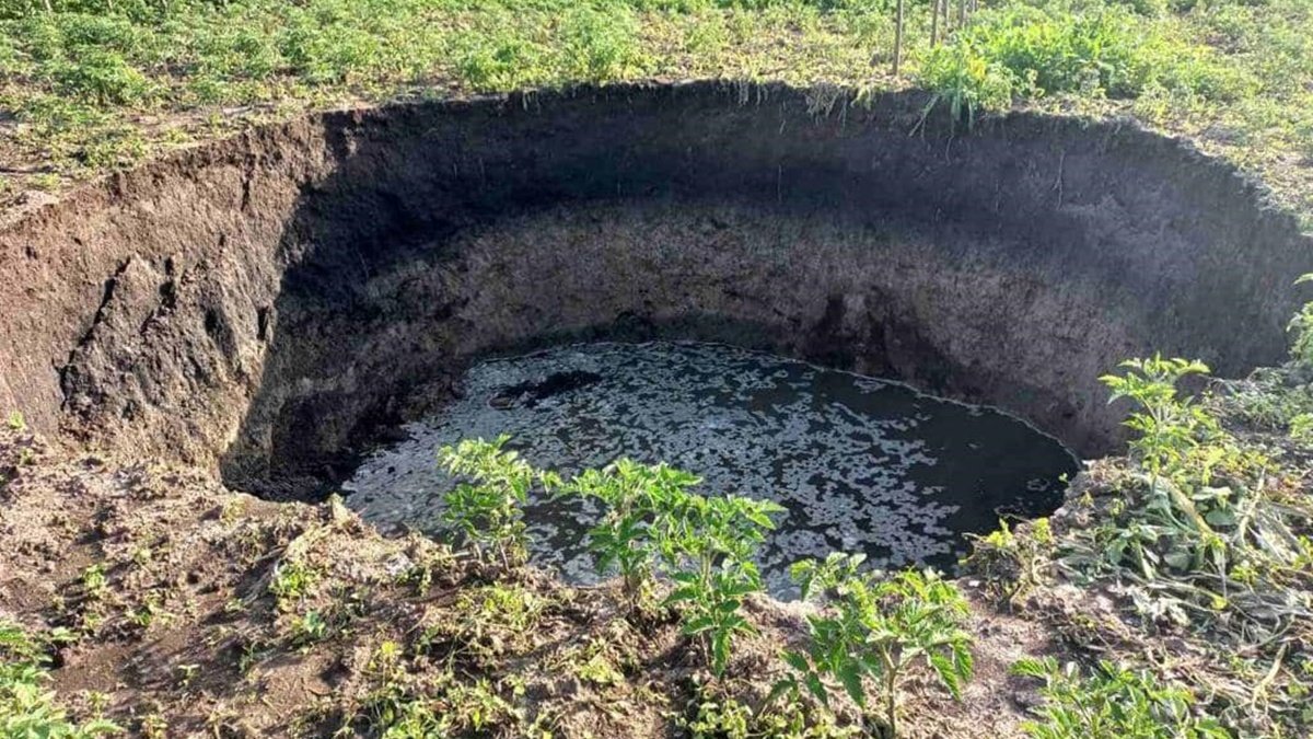 В Черновицкой области из-за ливней образовалась огромная воронка