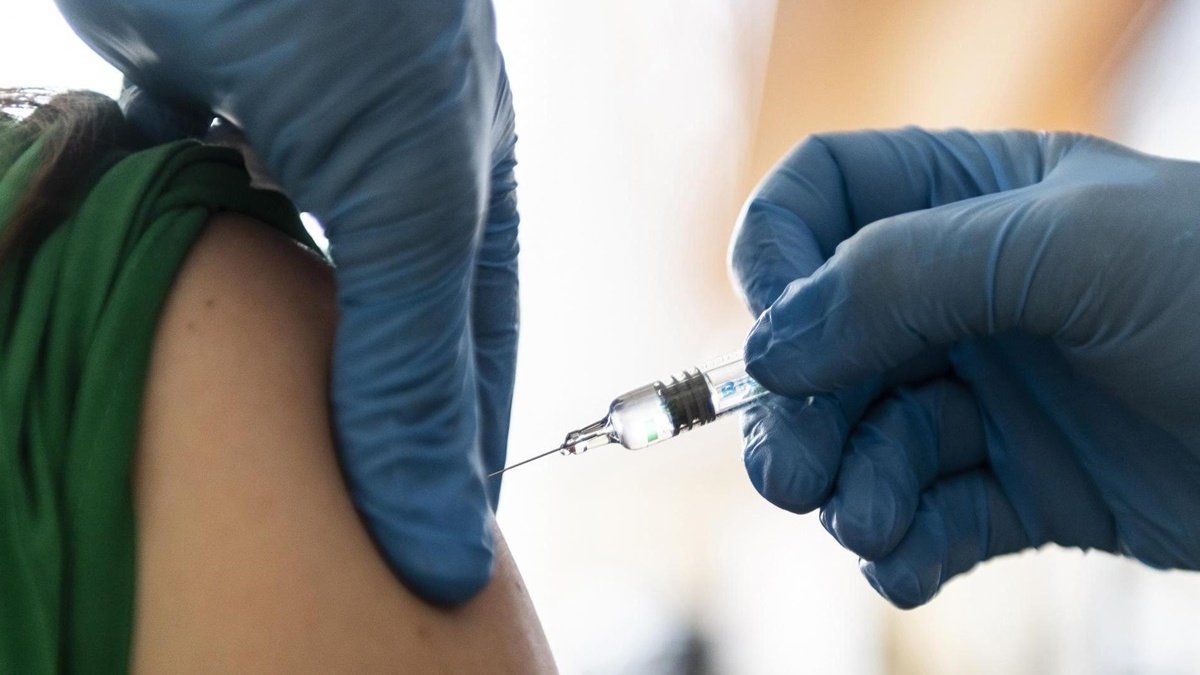 Венгрия будет бесплатно вакцинировать украинцев