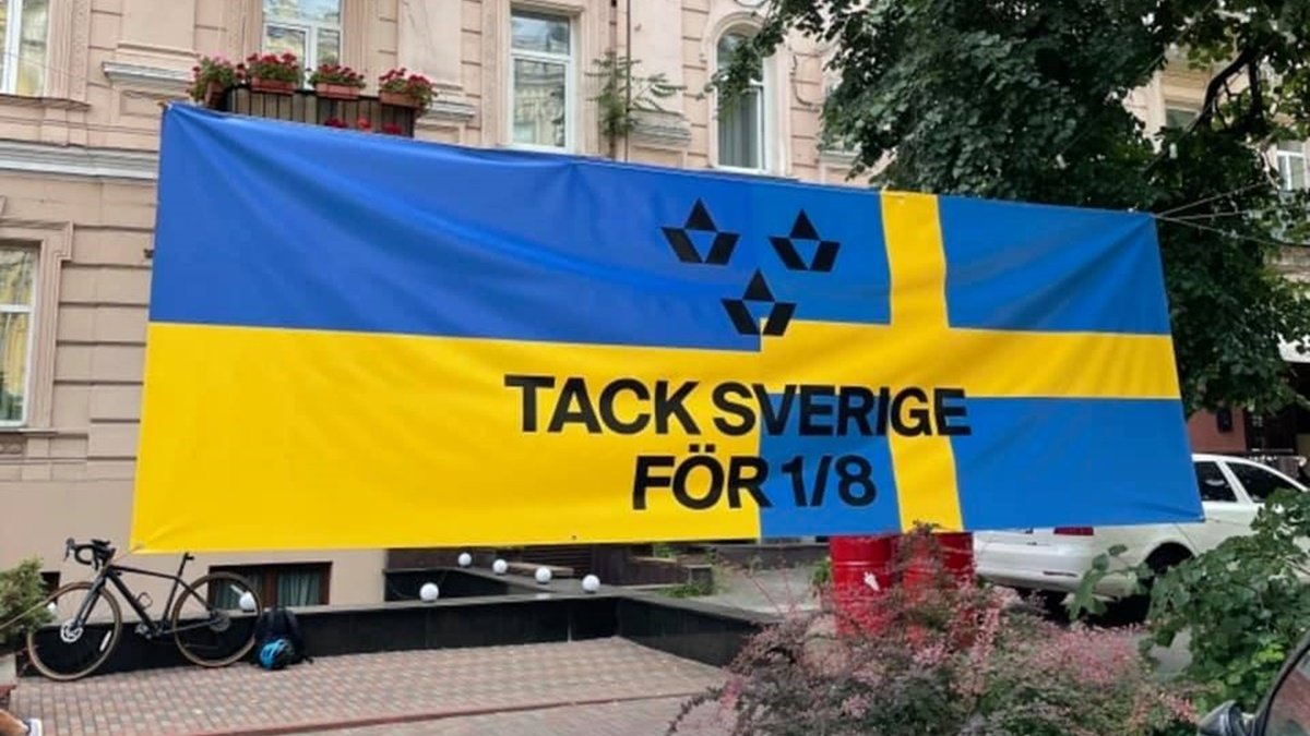 «Спасибо, Швеция, за выход в 1/8 Евро-2020!»: в Киеве возле посольства разместили большой баннер