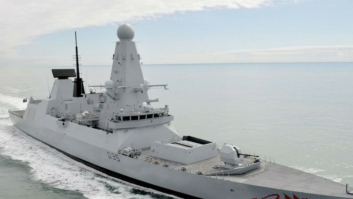 Капитан британского эсминца заявил, что корабль РФ открывал предупредительный огонь