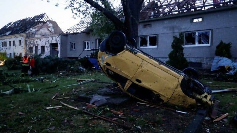 В Чехии мощный торнадо уничтожил несколько сел: около 300 пострадавших