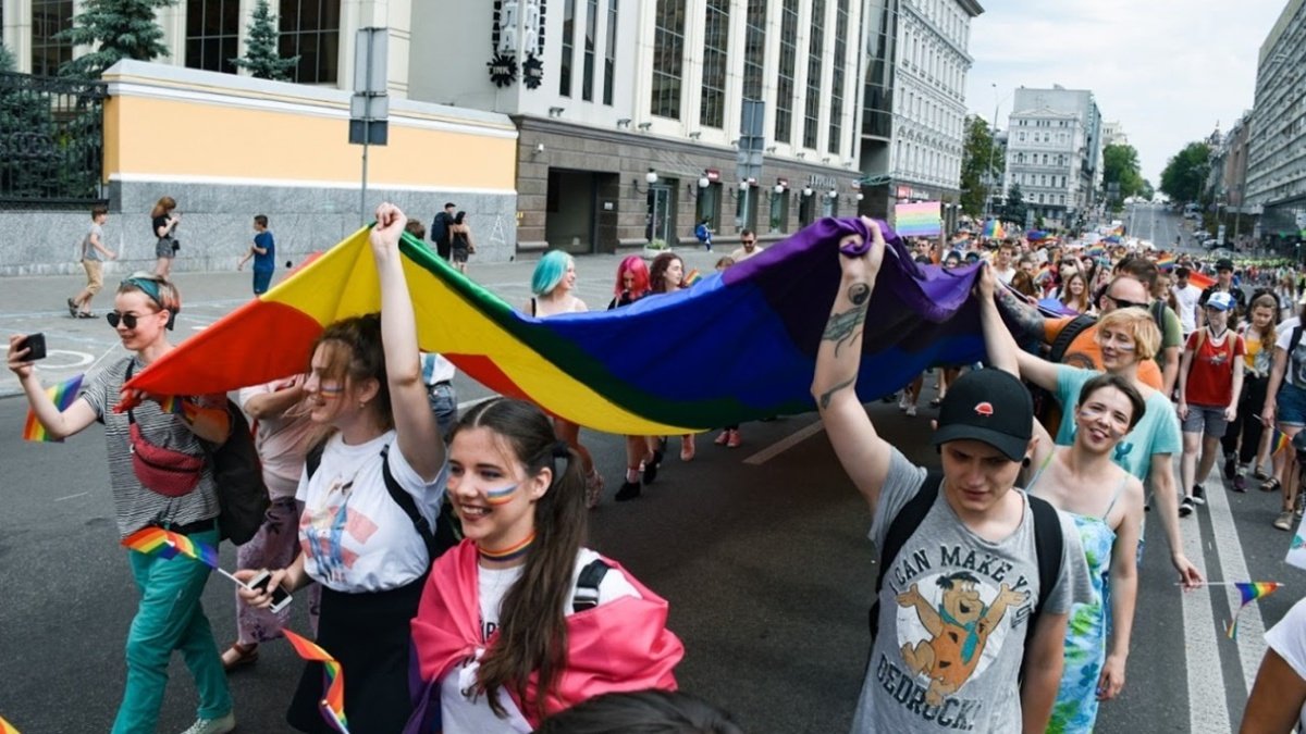 В Киеве перенесли ЛГБТ-прайд в формате рейва под Офисом президента