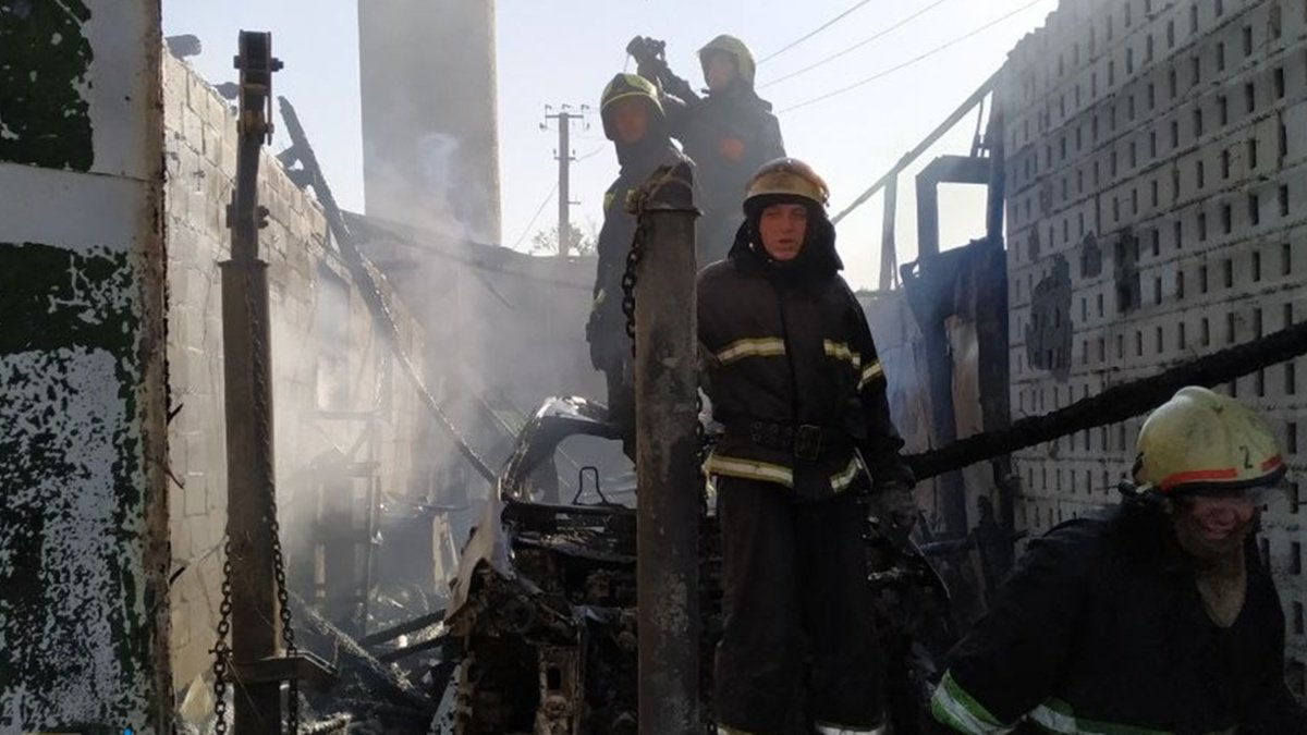 У Харківській області на СТО виникла масштабна пожежа: згоріло п’ять автомобілів