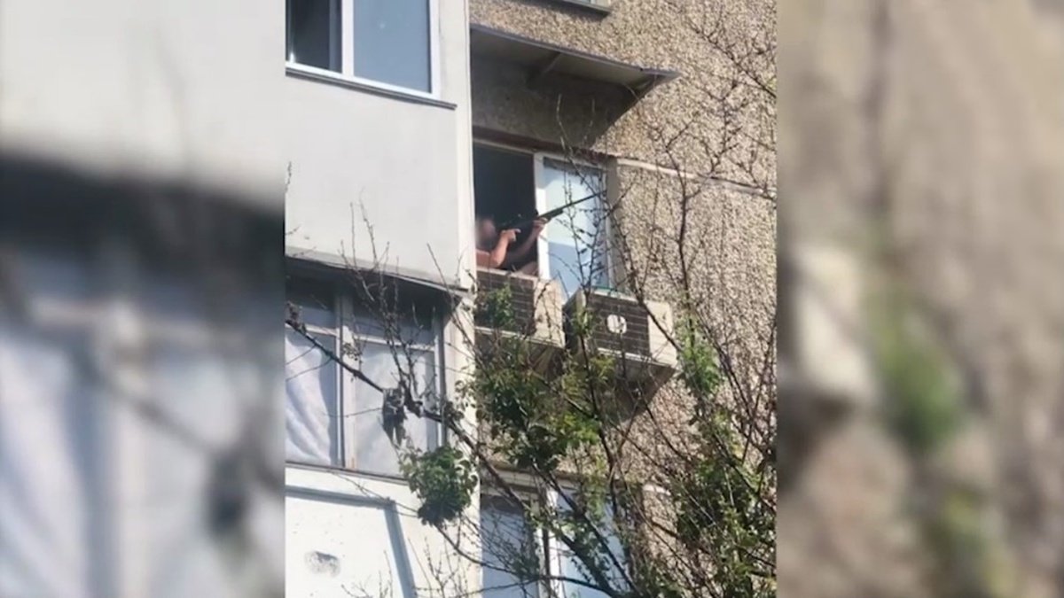 В Киеве мужчина стрелял из окна многоэтажки