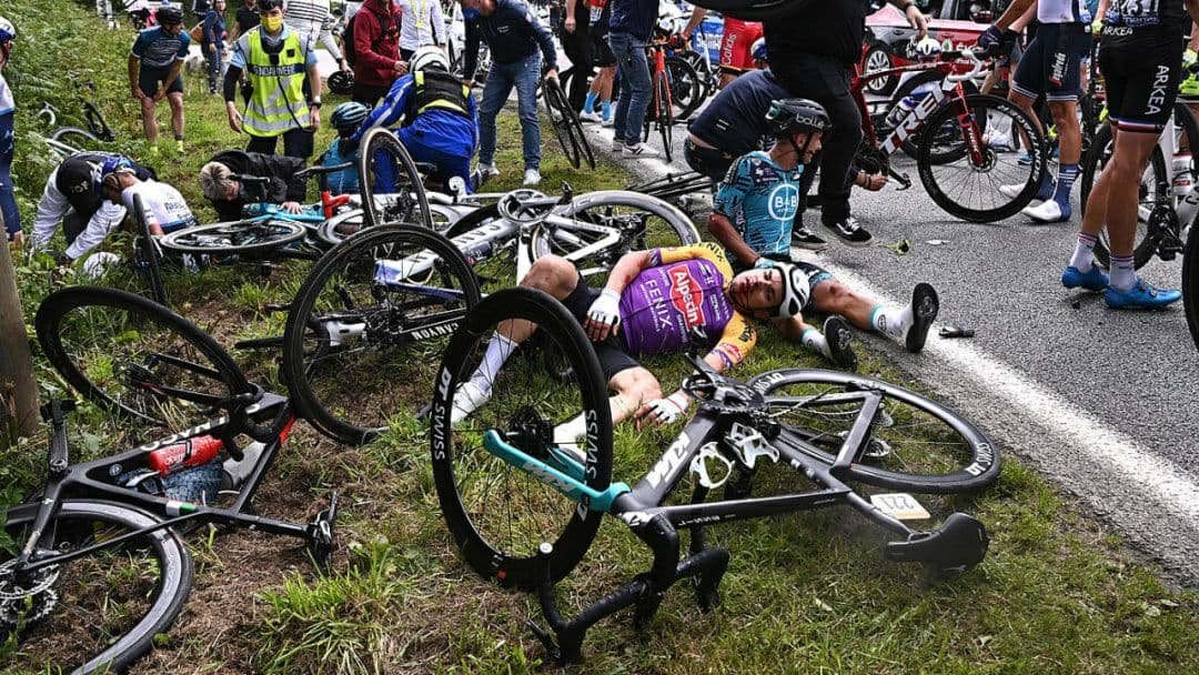 У Франції фанатка своїм плакатом спровокувала масову аварію на велогонці