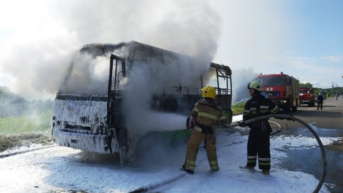 В Харькове на ходу загорелся автобус с пассажирами
