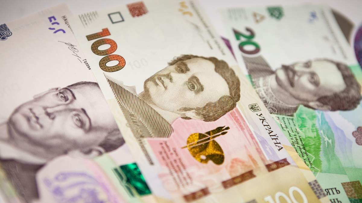 У межах 500 доларів: в Україні незначно зменшилася середня зарплата