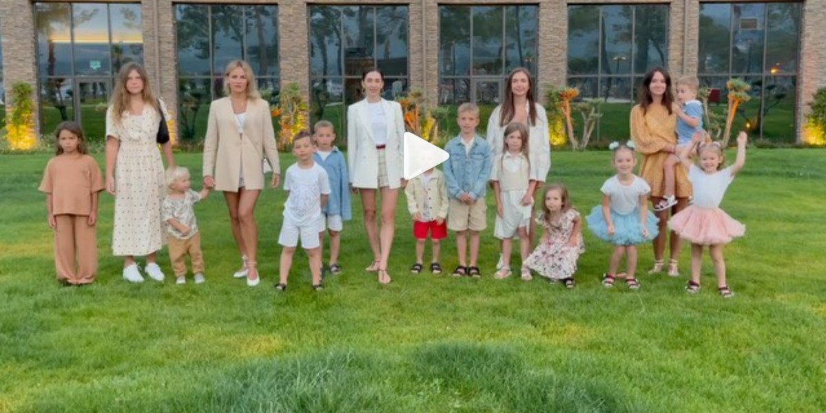 «Мы сборная!»: жены украинских футболистов с детьми записали мотивационное видео для Instagram