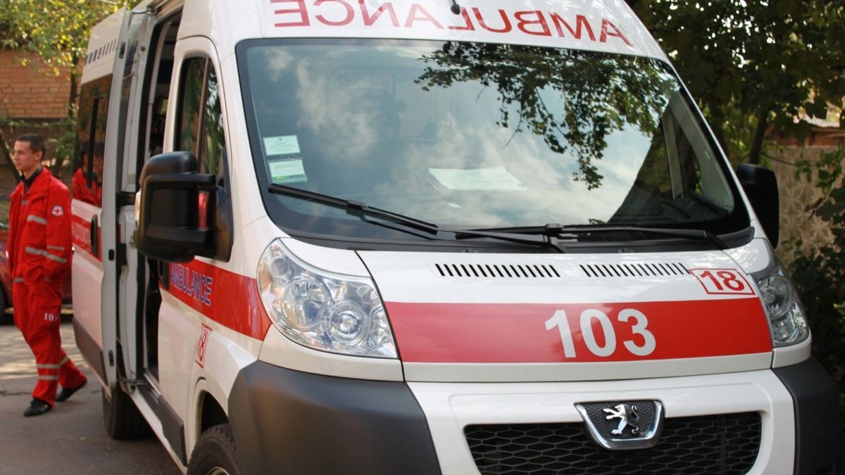 У Києві чоловік вдарив ножем лікаря швидкої допомоги, який приїхав до його матері