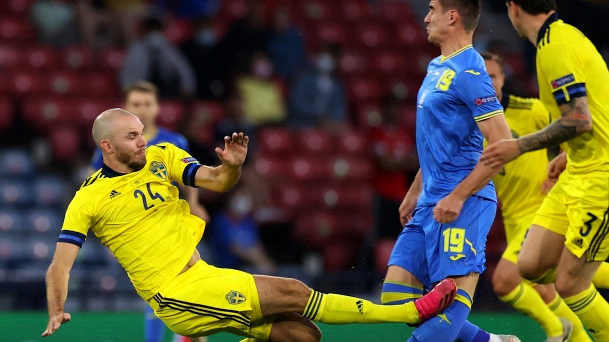 Нападающий сборной Украины Артём Беседин получил травму в матче со Швецией: что известно о его состоянии
