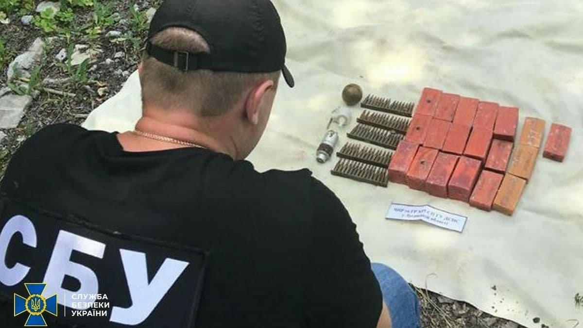 СБУ обнаружила тайники со взрывчаткой в бывшем детском лагере в Донецкой области