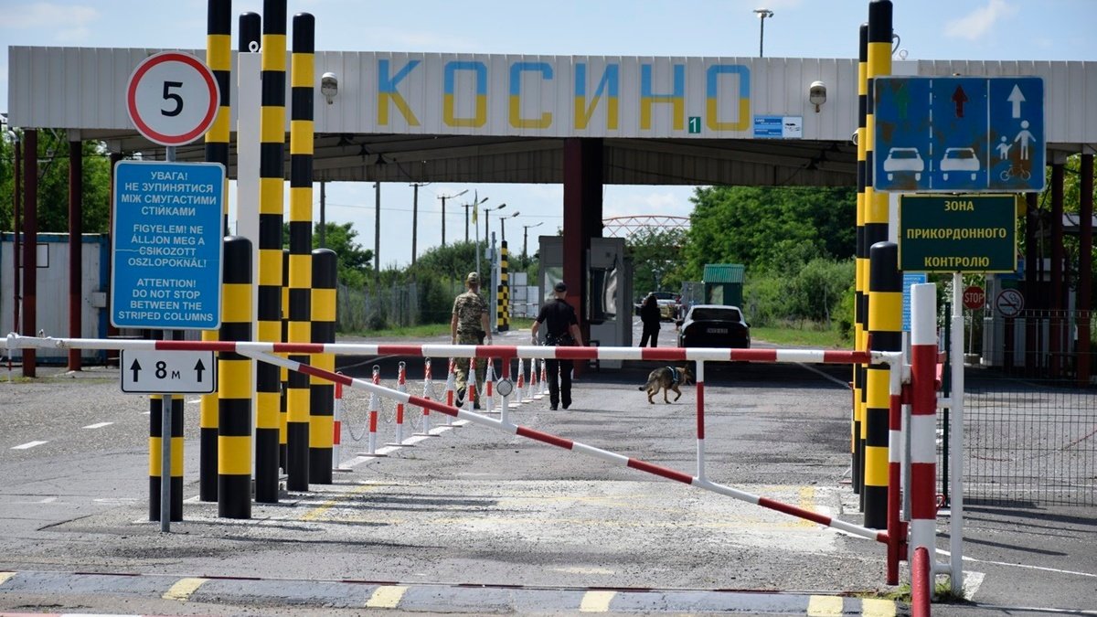 Венгрия закрывает два пункта пропуска на границе с Украиной