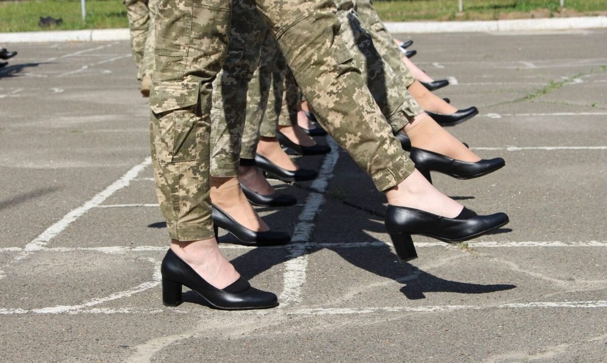 Как женщины-военные готовятся к параду ко Дню независимости. Маршировать будут на каблуках