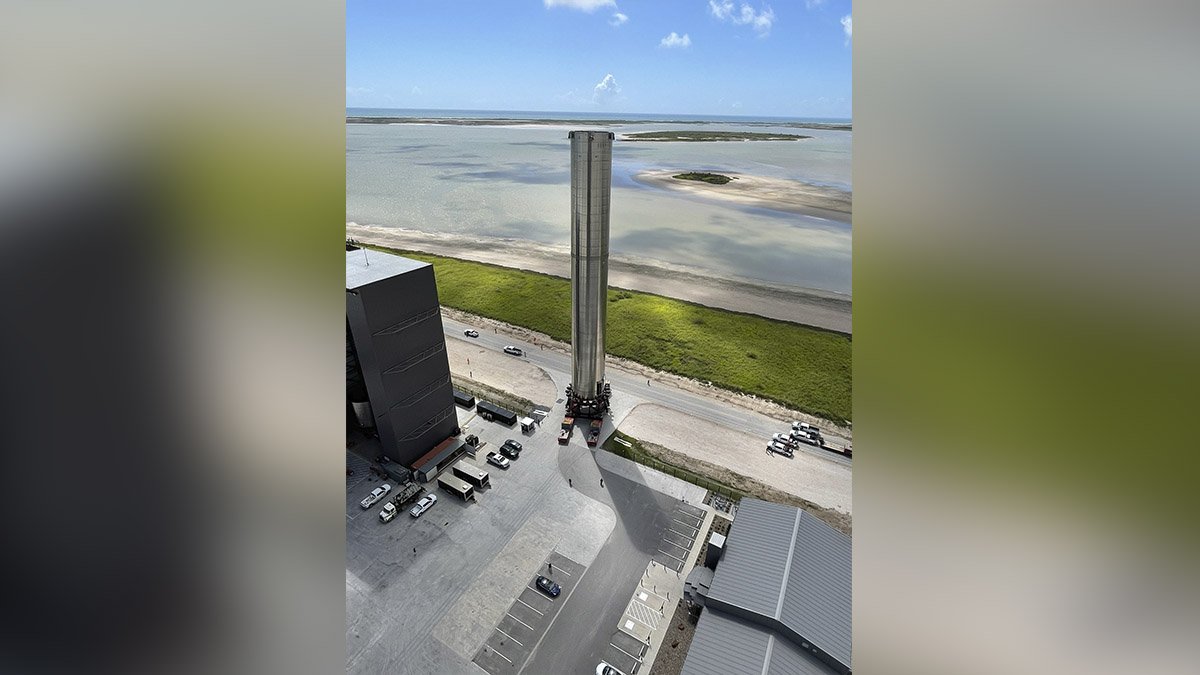 SpaceX выкатила 70-метровый прототип ракеты Super Heavy на стартовую площадку
