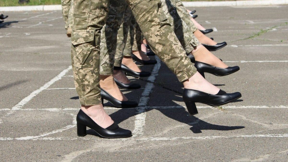 Скільки Міноборони заплатило за скандальні туфлі жінок-військових для параду