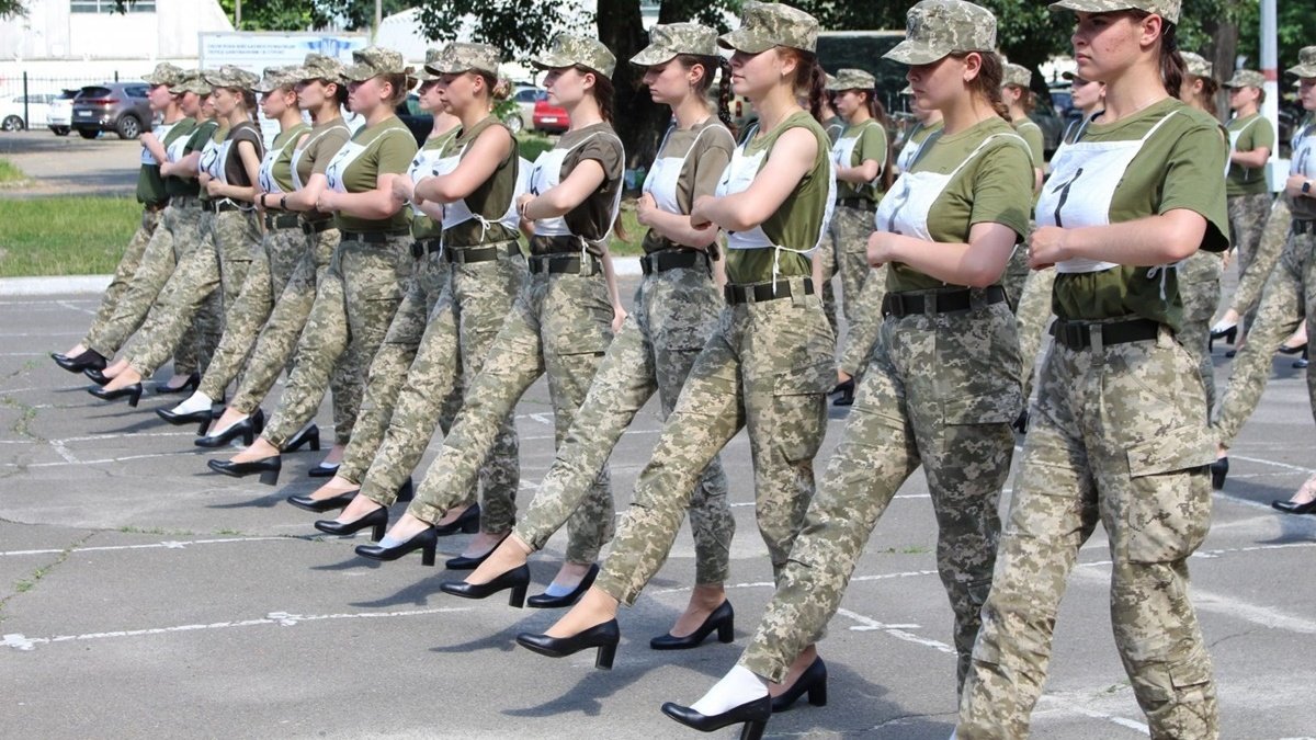 Скандальные туфли женщин-военных: Минобороны изменит обувь курсанток на параде