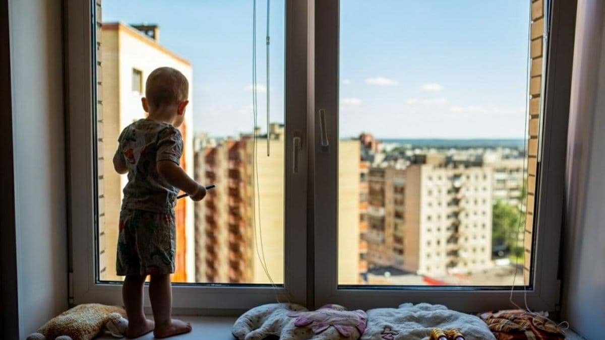 У Львівській області 4-річний хлопчик випав з вікна 6 поверху: дитина вижила