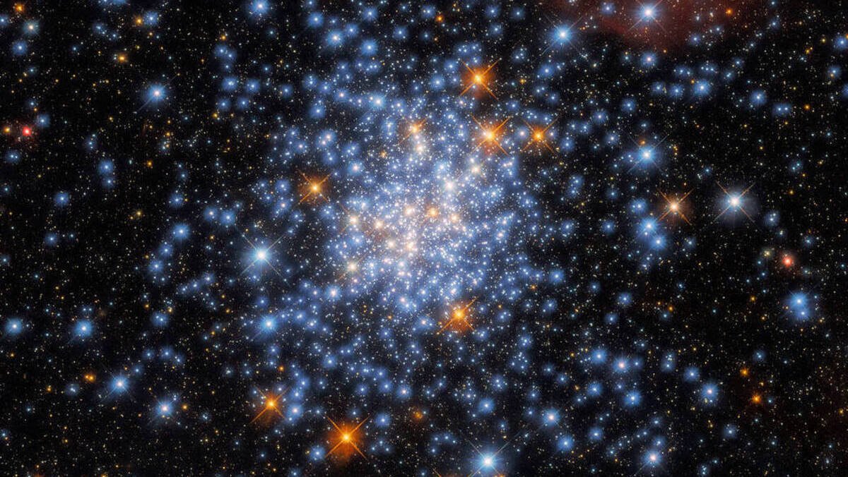 Хаббл NASA сфотографировал в глубинах космоса звездное скопление потрясающей красоты