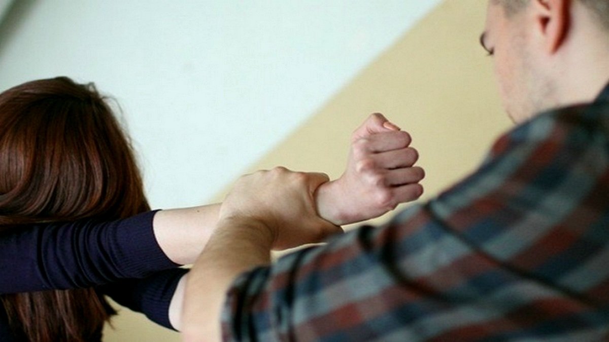 В Харькове 16-летний парень жестоко избил девочку: в чем причина и что ему грозит