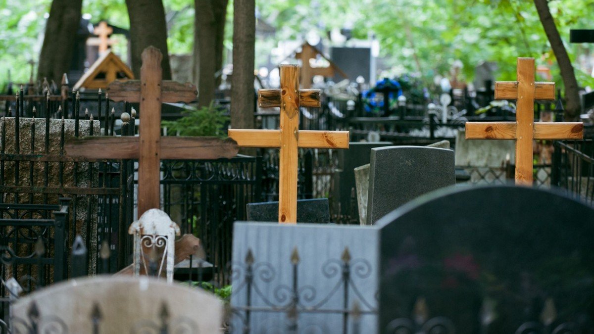 В Киеве на кладбище крестом убили мужчину