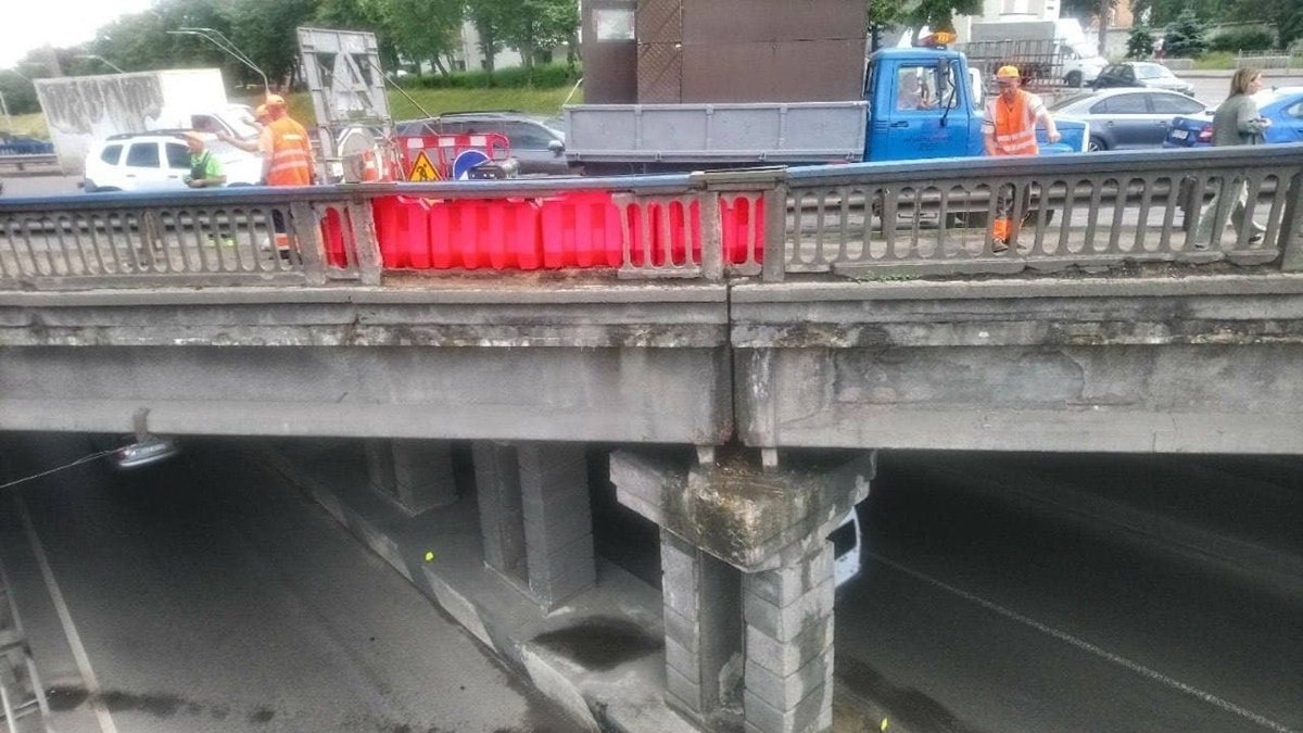 В Киеве обрушился Берестейский путепровод: кусок бетона пробил лобовое стекло автомобиля