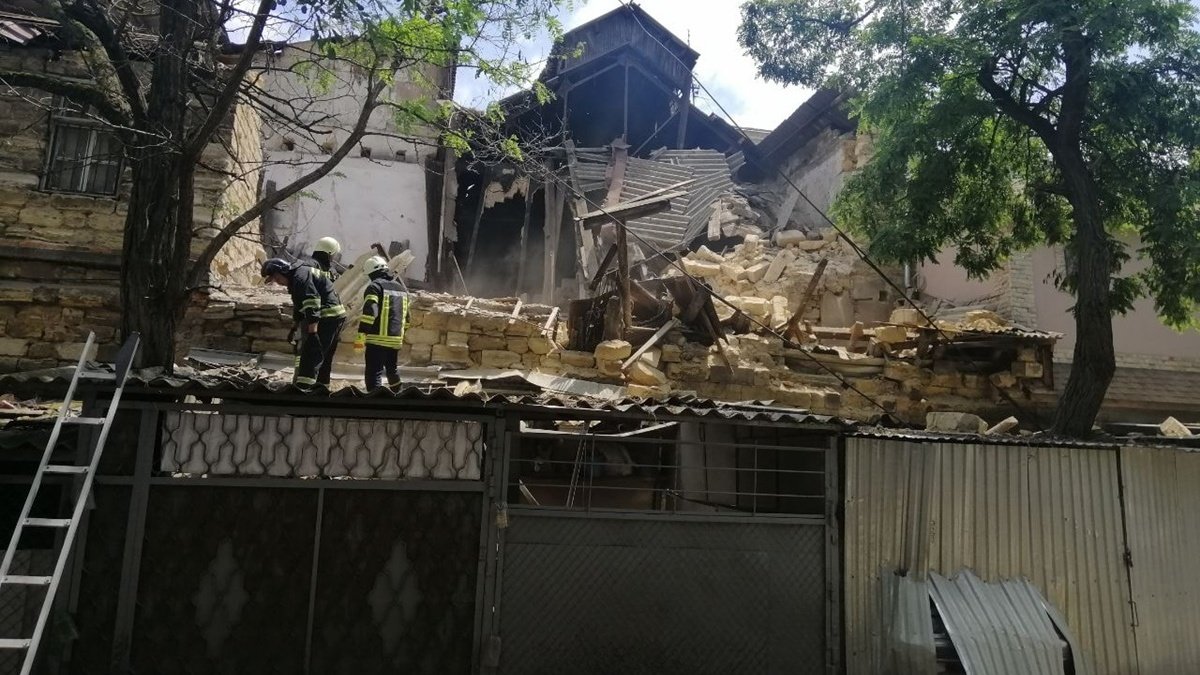 В Одессе обвалился двухэтажный дом: повреждены два автомобиля