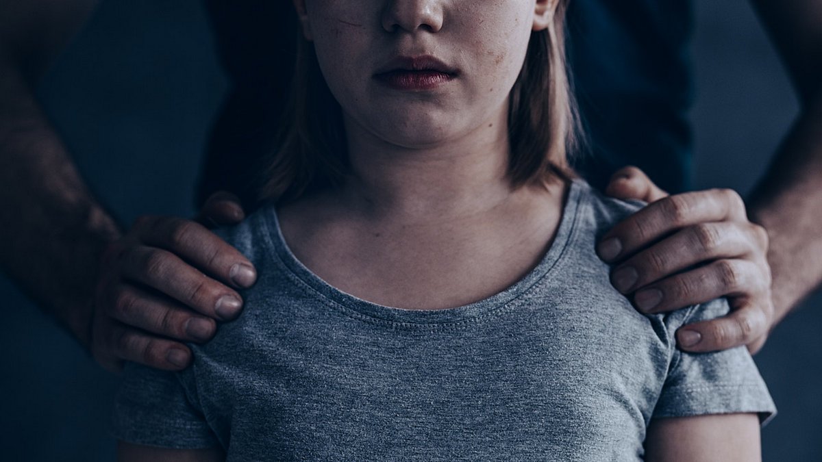 В Херсонской области мужчина изнасиловал 12-летнюю внучку своей сожительницы