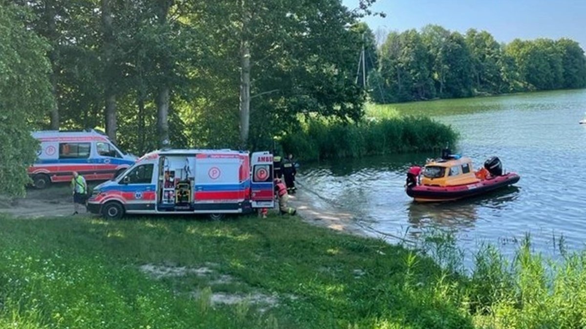 В Польше вертолёт упал в озеро: пострадали трое украинцев
