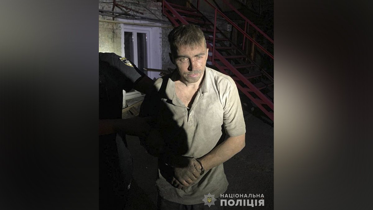 У Києві затримали чоловіка, який втік з-під варти. Він ховався від поліцейських у трубі будинку