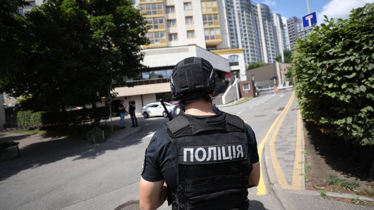 В Киеве мужчина выстрелил в полицейского, ранил прохожего и закрылся в квартире: в столице ввели спецоперацию «Гром»