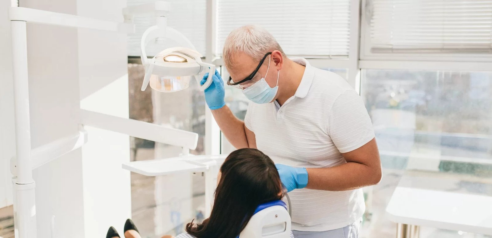 Во Львове в стоматологии иностранец угрожал ножом за отказ в обслуживании
