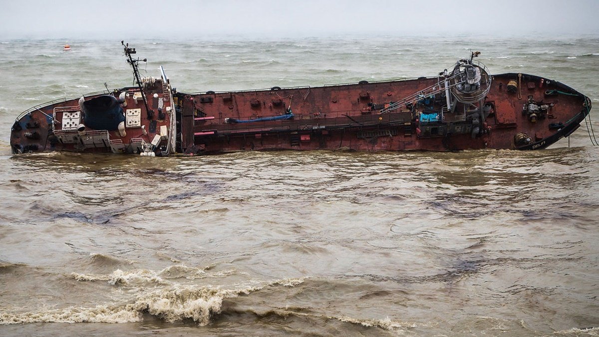Крушение танкера Delfi в Одессе: горсовет требует 7,5 млн гривен компенсации