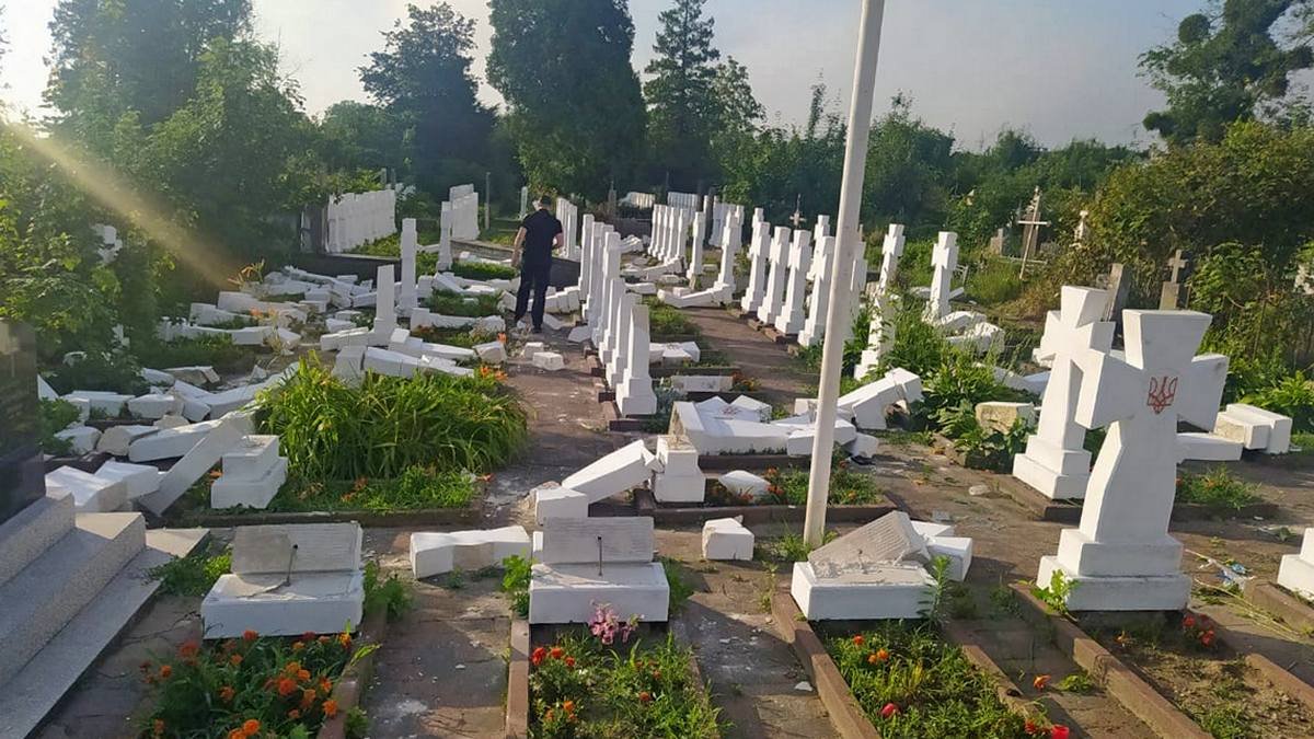 На кладбище во Львовской области 20-летний парень повалил полсотни надгробных крестов и разгромил могилы