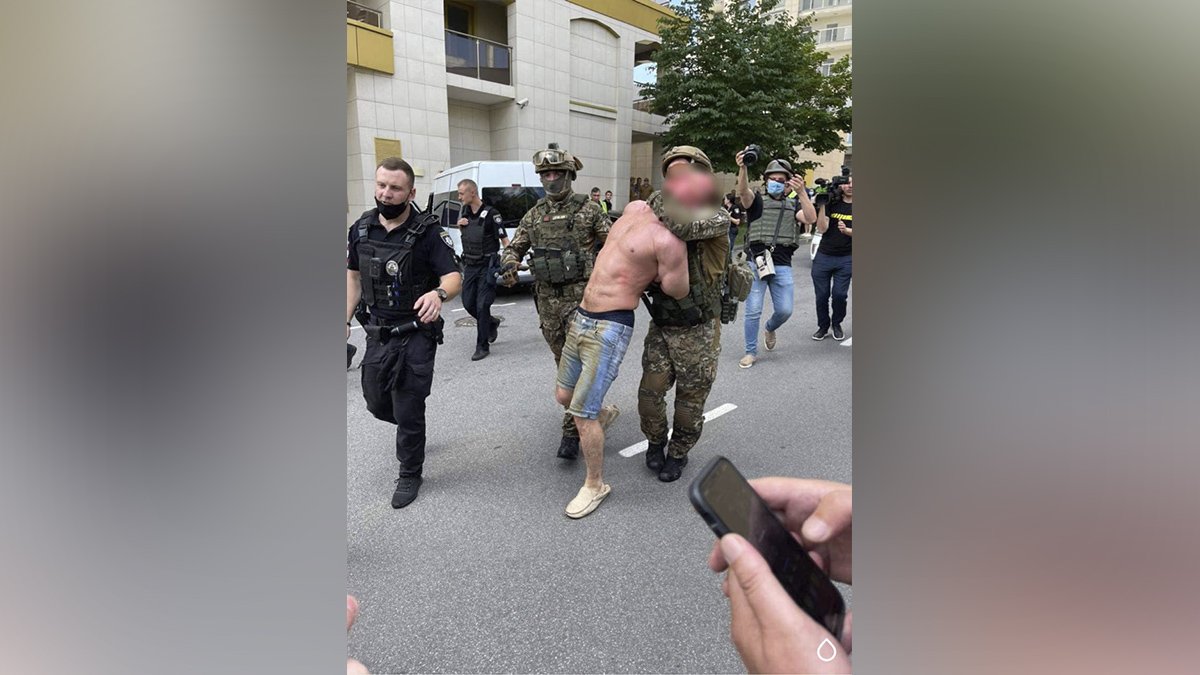 Стрілянина в Києві: чоловіку, який поранив поліцейського та цивільного, повідомили про підозру
