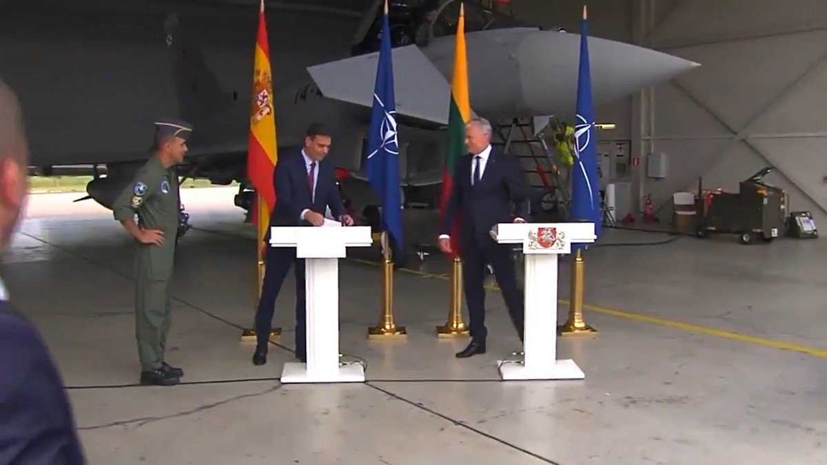Пресконференцію прем'єр-міністра Іспанії і президента Латвії на авіабазі НАТО довелося перервати: винищувачі підняли по тривозі на перехоплення російського літака