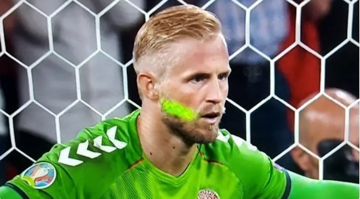Світили лазером в обличчя Шмейхелю: УЄФА розслідує поведінку вболівальників на матчі Англія-Данія