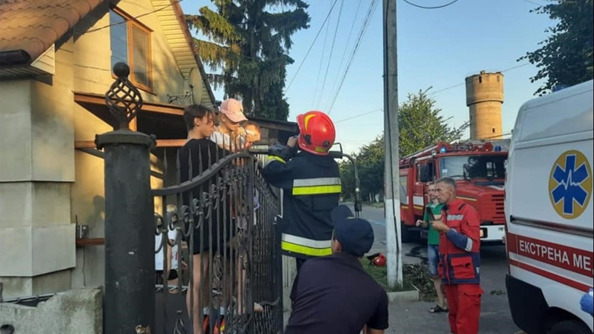 В Ровенской области 6-летняя девочка прыгала на батуте и напоролась на металлический забор