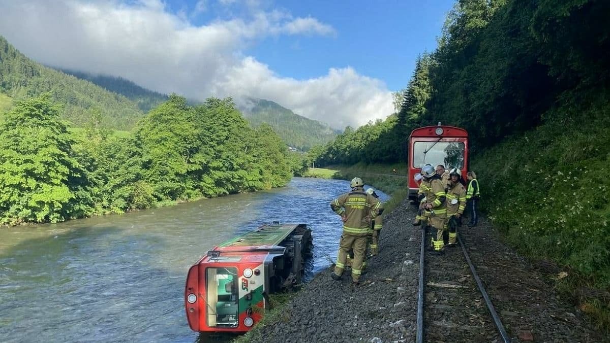 В Австрии вагон поезда сошёл с рельсов и упал в реку