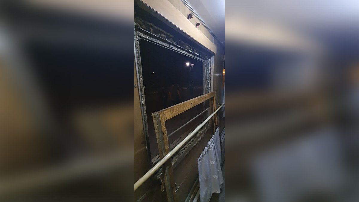 В вагоне поезда «Одесса — Мариуполь» на ходу выпало окно: видео