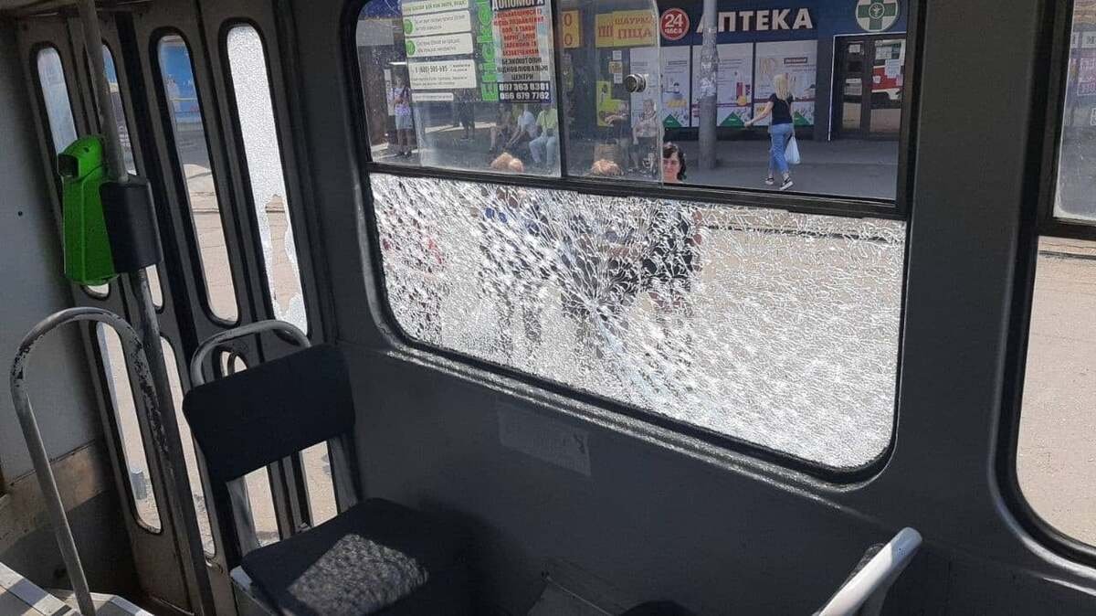У Харкові невідомі обстріляли трамвай