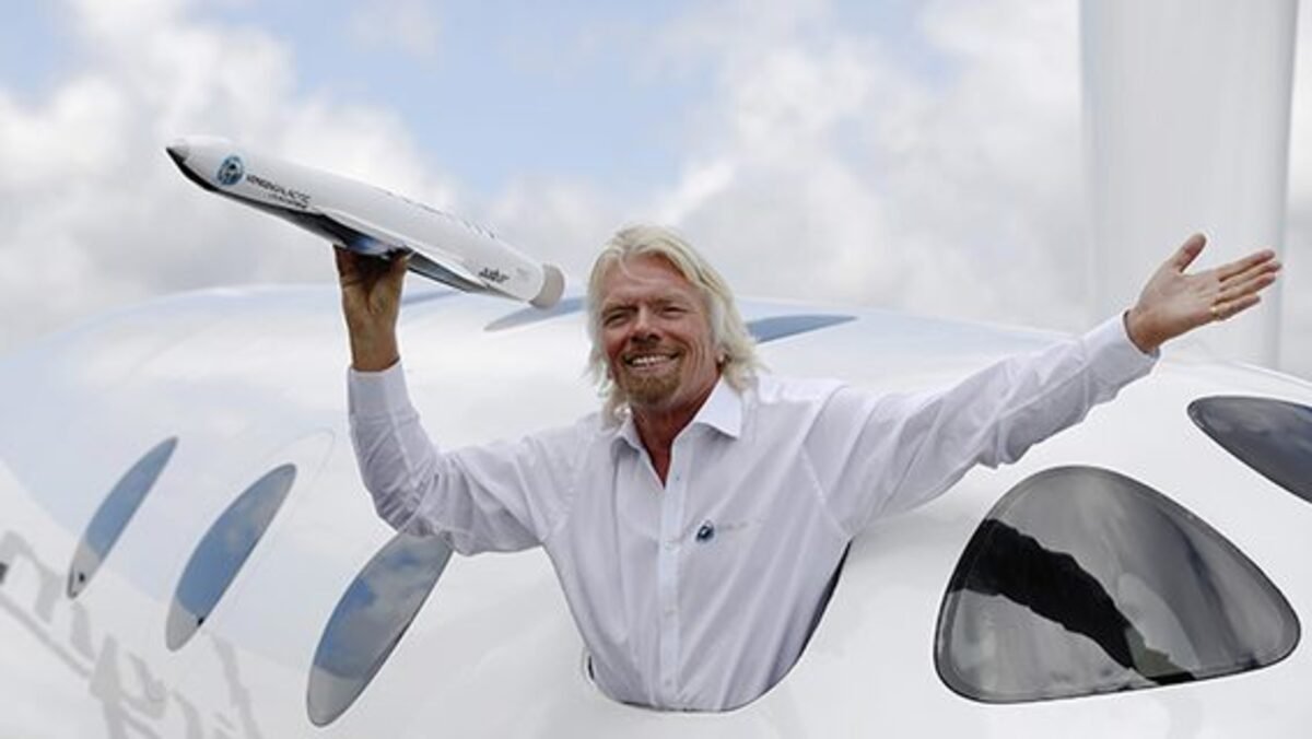 Британский миллиардер Ричард Брэнсон совершил полёт на космолёте производства собственной компании