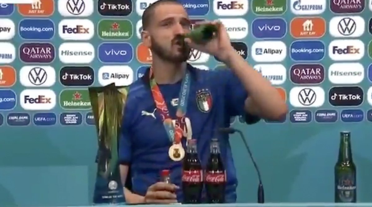 Бонуччи после победы Италии на Евро-2020 глотнул пива и запил его колой на глазах у журналистов