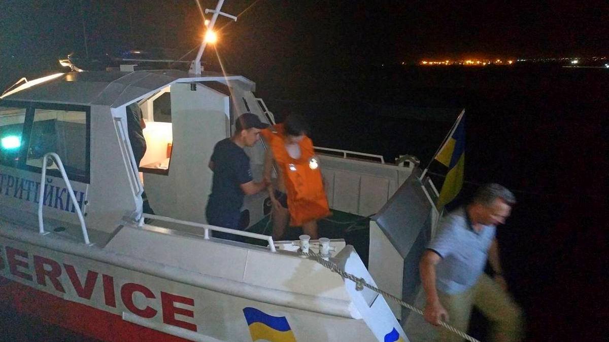 В Мариуполе мальчика на матрасе унесло в открытое море. Его нашли в 5-ти километрах от берега
