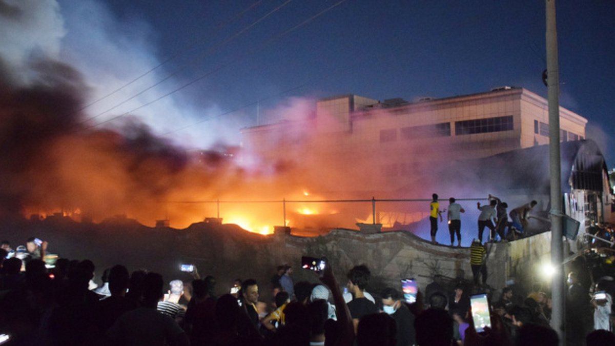 Пожар в COVID-больнице Ирака: погибших не меньше 50. Люди рылись в обугленных вещах, чтобы найти останки своих близких