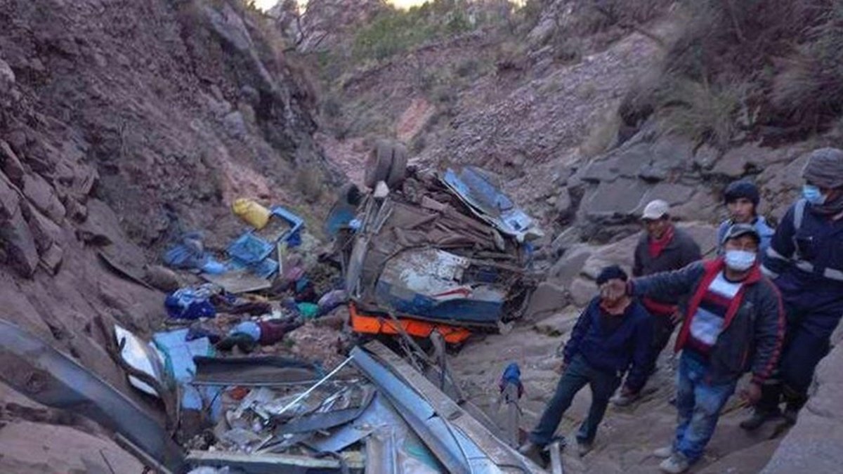 В Боливии автобус сорвался в пропасть: более 30 погибших, 10 получили ранения