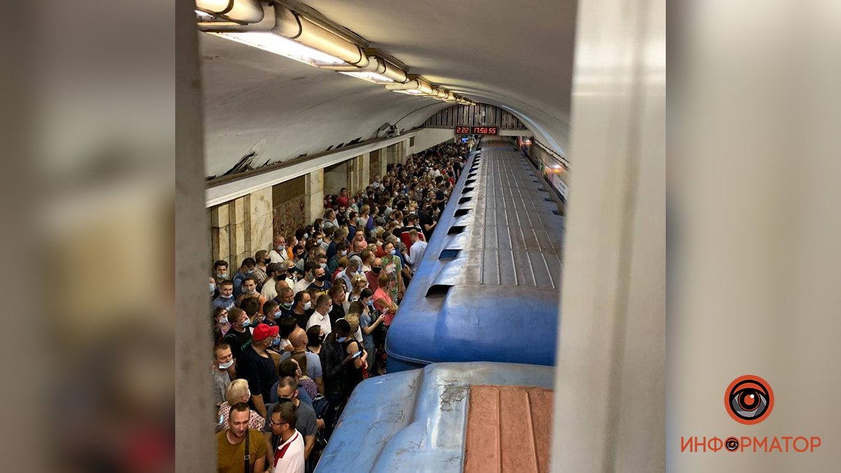 В метро Киева под поезд попал человек. Движение по «красной» ветке ограничили — на платформах толпятся люди